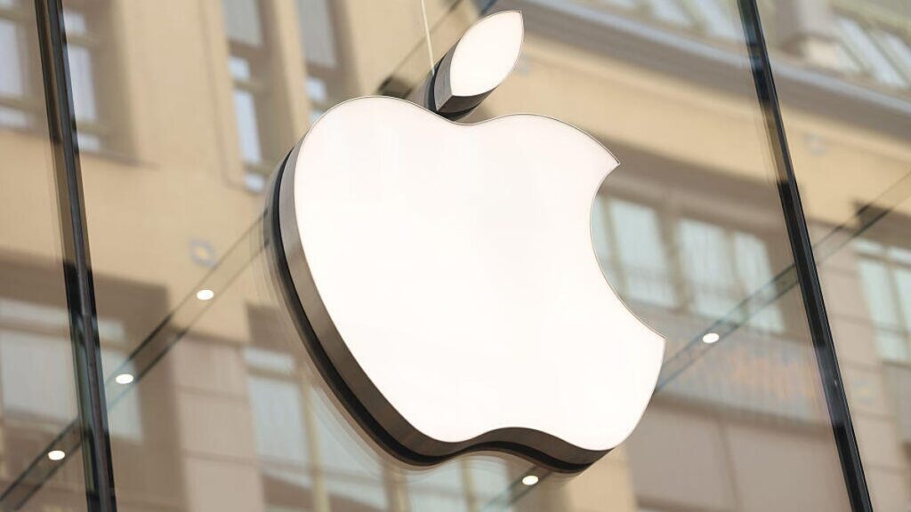 Apple store berlin gettyimages 2211574590.jpg
