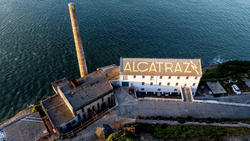 Skynews alcatraz aerial island 6906814.jpg