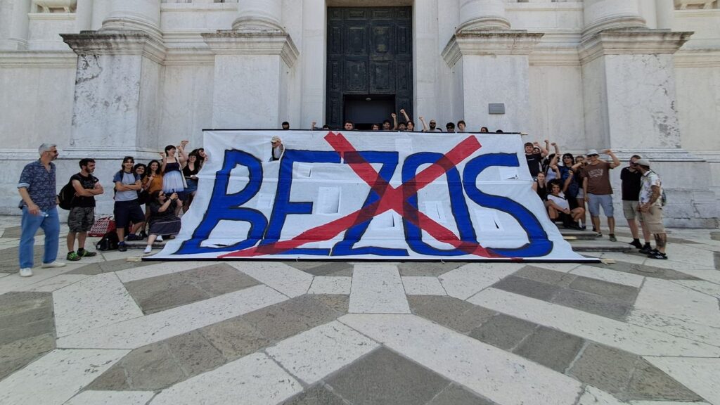Skynews jeff bezos protest 6946886.jpg