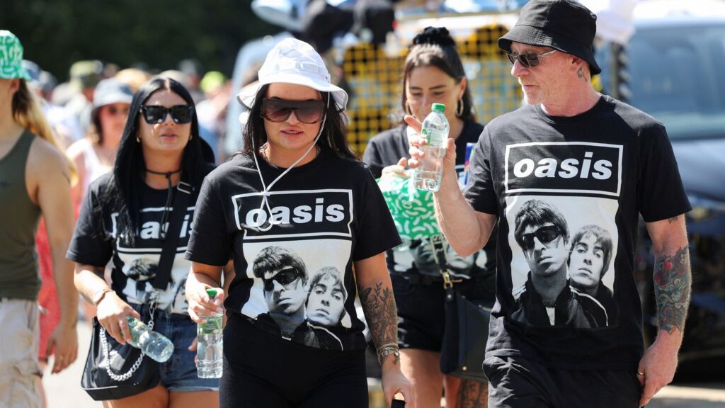 Skynews oasis fans 6962800.jpg